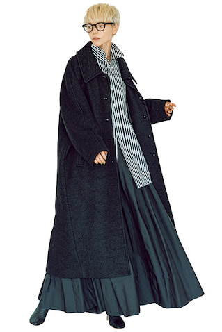 重めなAラインに抜けをもたらす黒白ストライプ：黒ブークレーウールコート 19,800円／STYLEMIXER（バロックジャパンリミテッド）　白×黒ストライプシャツ 28,600円／INDIVIDUALIZED SHIRTS（メイデン・カンパニー）　黒ジャンパースカート 30,800円／ダブルスタンダードクロージング（フィルム）　眼鏡 42,900円／EYEVAN（アイヴァン 東京ギャラリー）　ブーツ 68,200円／PIPPICHIC（ベイジュ）