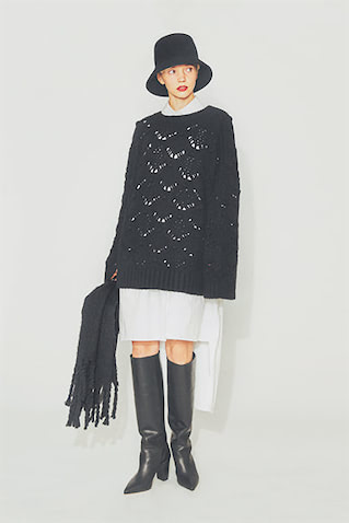 シャツワンピース 24,200円／エトレトウキョウ　クロシェニット 6,990円／ZARA（ザラ カスタマーサービス）　バケットハット 30,800円／ラ メゾン ド リリー（スピック＆スパン ルミネ有楽町店）　ストール 6,600円／MOUSSY（バロックジャパンリミテッド）　バッグ 23,100円／YAHKI（ヤーキ オンラインストア）