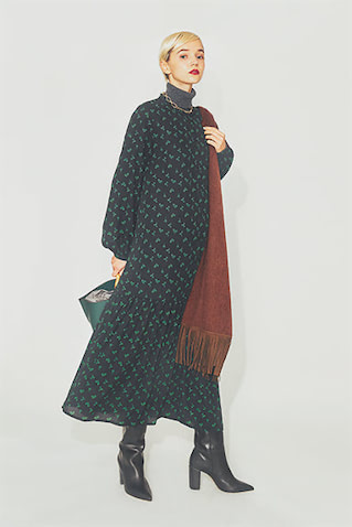 花柄ワンピース 20,900円／ジャスト・フィーメール（SHOWROOM 233）　グレータートルニット 23,500円／COS（COS 銀座店）　ネックレス 12,100円／ディス　フリンジストール（別注） 49,500円／アソースメレ（ガリャルダガランテ 表参道店）　バッグ 31,900円／オルセット（オルサ）