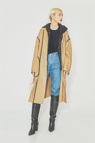 ゆとりのある筒だから 厚めのデニムもキレイにおさまる  ：ロングブーツに加えてタックINしたニットのおかげでウエスト位置が上がり、脚長にも。　黒ロングブーツははきまわし。カシミヤニット（メンズ・一部店舗のみで販売） 9,990円／UNIQLO　レイヤードコート 22,000円／THROW by SLY（バロックジャパンリミテッド）　デニムパンツ 27,500円／フィル ザ ビル（フィル ザ ビル マーカンタイル 青山）　マルチケースショルダーバッグ 44,000円／オソイ（UTS PR）