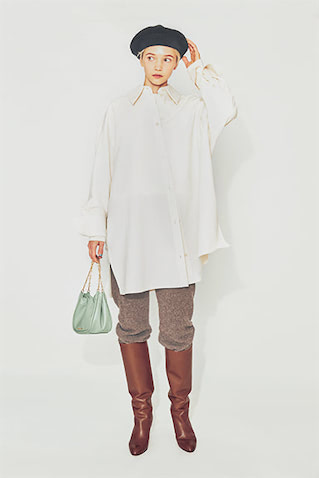ロングシャツ 12,500円／COS（COS 銀座店）　中に着た白ニット 10,990円／ZARA（ザラ カスタマーサービス）　ニットパンツ 29,700円／TICCA　ベレー帽 16,500円／COMESANDGOES（alpha PR）　ショルダーストラップつきバッグ 8,900円／CHARLES ＆ KEITH（CHARLES ＆ KEITH JAPAN）