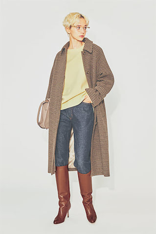 イエローニット 19,800円／uncrave　チェックコート 19,800円／Ungrid　デニムパンツ 17,380円／MOUSSY（バロックジャパンリミテッド）　眼鏡（セットレンズ代込み） 8,800円／Zoff（ゾフ カスタマーサポート）　フラップバッグ 59,400円／ジャンニ キアリーニ（ジャンニ キアリーニ 銀座店）