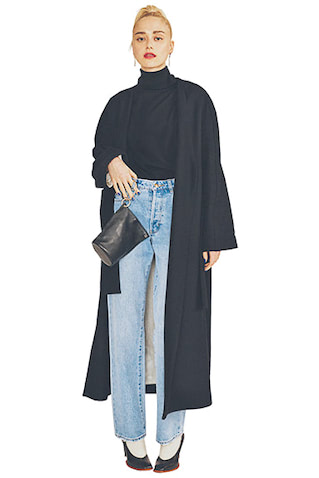 ニットとコートや小物の色まで ほぼ黒でリンクさせて色数もシンプル化：  黒タートル、淡ブルーデニムは着まわし。コート 111,100円／テラ（ティースクエア プレスルーム）　ピアス 17,050円／ブリー レオン（ジャック・オブ・オール・トレーズ プレスルーム）　ソックス 2,970円／マルコモンド（MARCOMONDE 渋谷PARCO店）　バッグ 16,500円／ガリャルダガランテ（ガリャルダガランテ 表参道店）　シューズ 52,800円／KATIM