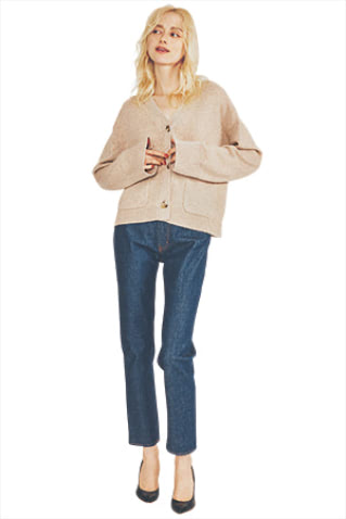 ：ベージュカーディガン 37,400円／ADAWAS（ショールームセッション）　インディゴデニム 15,800円／MOUSSY（バロックジャパンリミテッド）　パンプス 33,000円／Sellenatela（HALL by Sellenatela）　細身のデニムながら動きを制限しにくいストレッチ入り。
