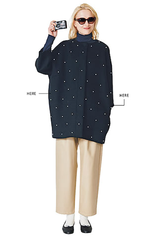 パールつき黒コート 110,000円／TSURU by Mariko Oikawa　ネイビータートルニット 2,990円／UNIQLO　レザーパンツ 9,020円／MOUSSY（バロックジャパンリミテッド）　サングラス 26,730円／レイバン（ルックスオティカジャパン カスタマーサービス）　ソックス 1,100円／NAIGAI STYLE（ナイガイお客様相談室）　バレエシューズ 30,800円／LENO（グッドスタンディング）