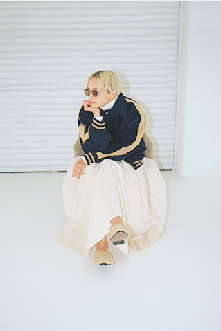 ゆれる白スカートには黒よりもやさしい ネイビーぐらいのメリハリが理想  ：ネイビー×イエローブルゾン 16,280円／MOUSSY（バロックジャパンリミテッド）　白タートルネックリブニット 7,990円／バナナ・リパブリック　白プリーツウールスカート 75,900円／ebure（ebure GINZA SIX店）　サングラス 19,800円／A.D.S.R.（4K）　シューズ 52,800円／エーティーピーアトリエ（スティーブン アラン トーキョー）　白タートルで整然と。