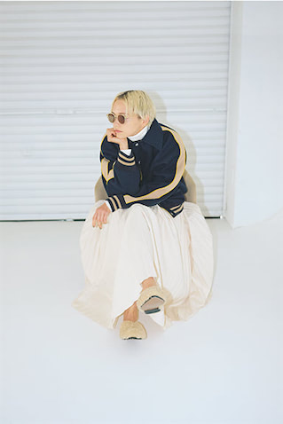 ネイビー×イエローブルゾン 16,280円／MOUSSY（バロックジャパンリミテッド）　白タートルネックリブニット 7,990円／バナナ・リパブリック　白プリーツウールスカート 75,900円／ebure（ebure GINZA SIX店）　サングラス 19,800円／A.D.S.R.（4K）　シューズ 52,800円／エーティーピーアトリエ（スティーブン アラン トーキョー）　白タートルで整然と。