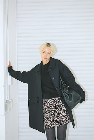 黒メルトンコート（別注） 129,800円／マッキントッシュ（メゾン イエナ）　黒ラクーンニット 31,900円／ロンハーマン　黒レオパード柄ミニスカート 10,780円／レイ ビームス（レイ ビームス 新宿）　タイツ 2,420円／タビオ　バッグ 39,600円／パオラ・ヌッティ（アルアバイル）　ただ派手に陥りかねないレオパード柄のミニスカートは、リッチに徹した黒で脇を固めて。