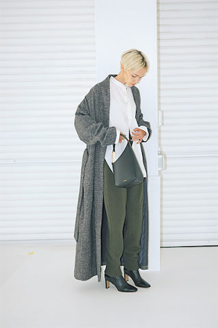 共布ベルトつきグレーコート 29,000円／N.O.R.C　白ロングシャツ 15,950円／アダム エ ロペ　グリーンカシミヤニットパンツ 97,900円／ATON（ATON AOYAMA）　ピアス 8,400円／アビステ　バッグ 35,200円／オルセット（アーセンス ルミネ新宿１）　ショートブーツ 26,400円／ダイアナ（ダイアナ 銀座本店）　Iラインを退屈に見せないすそのリブがアクセント。