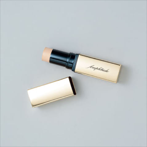 001 「端正な肌をめざしたいなら」コンプリートフィット パウダースティックファンデーション 20 SPF25・PA＋＋ 8,360円／アンプリチュード　「肌の上でふわりととろけて密着し、美しいカバー力に定評が。手間をかけず、肌を主役にする装いの日にオススメ」