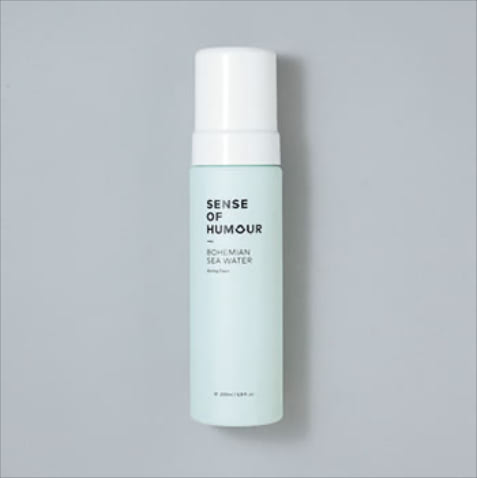 002 「外国人風の無造作感」ボヘミアンシーウォーター 200mL 3,960円／SENSE OF HUMOUR　「けだるいようなゆったりとしつつも、品のあるニットに似合うクセ出しに最適。完全に乾かす前に根元につけてドライすると、理想的なボリュームに。天然オイルを配合した香りにも惹かれます」