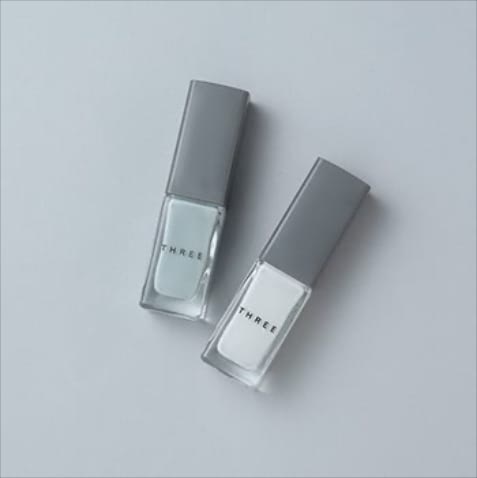 004 「冬の装いにこそ冷たい色」ネイルポリッシュ 〈右から111、112〉 各1,980円／THREE　「静寂な白とスモーキーなブルーが、あたたかみのある冬の装いにとっていいアクセントに。ニットのそでから少しのぞかせるだけで、“上級者”を印象づけられると思います」