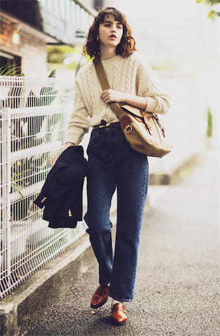 白ケーブルニット（別注） 16,280円／ボスワースアラン&times;アーセンス、デニムパンツに巻いたスカーフ 14,300円／エネス（ともにアーセンス ルミネ新宿１）　手に持ったジャケット 64,900円／ebure（ebure GINZA SIX店）　デニムパンツ 13,200円／Levi&rsquo;s&reg;（リーバイ・ストラウス ジャパン）ピアス 13,200円／D.U.E（e.m. PRESS ROOM）　バッグ 44,000円／Brady（ビショップ）　ソックス 1,650円／Blond