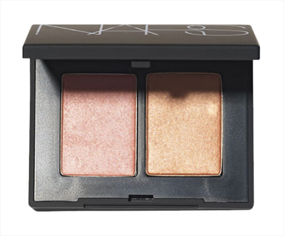 デュオアイシャドー3921　4,620円／NARS JAPAN　「ほかのアイシャドウに比べ、パールの入りぐあいが多めで目元をシマーに見せてくれる。2色を重ねて使ってもいいし、単色でも十分発色がいい。とくに濃いほうの色が好みで、ついつい右のパレットばかり使ってしまいます」（ヘア＆メイク・扇本尚幸さん）