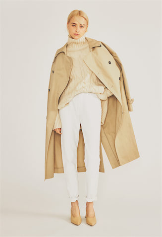 共布ベルトつきベージュトレンチコート 148,500円／ATON（ATON AOYAMA）　ベージュハイネックローゲージスリットニット 16,500円／アダム エ ロペ　白デニムパンツ 24,200円／Levi＇sⓇ Authorized Vintage（リーバイ・ストラウス ジャパン）　パンプス 14,300円／THROW by SLY（バロックジャパンリミテッド）