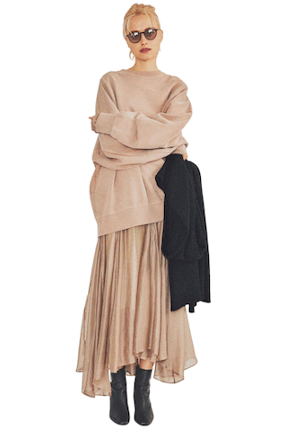 ベージュのようなピンクのスウェットで ドレ：ピンクオーバースエット 24,200円／アール ジュビリー for ピルグリム サーフ＋サプライ （ピルグリム サーフ＋サプライ）ベージュシアーワンピース 25,300円／カレンソロジー（カレンソロジー 新宿）　サングラス 39,600円／ワンスリー コンパウンドフレーム（デュアル）　ストール 24,200円／ATON（ATON AOYAMA）　ショートブーツ 24,200円／ル タロン グリーズ（ル タロン グリーズ ルミネ新宿店）　インナー／スタイリスト私物