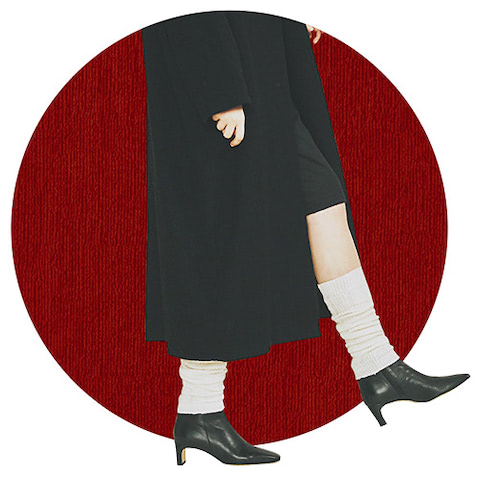 アイボリーレッグウォーマー 3,960円／ブルー フォレ（シップス 渋谷店）　黒コート 29,000円／N.O.R.C（N.O.R.C）　黒ハーフパンツ 36,300円／ユニオンランチ（サザビーリーグ）　黒ショートブーツ 35,200円／CORSO ROMA,9（エリオポール代官山）　くしゅっとさせて履ける、ほどよいボリューム感のあるレッグウォーマー。シューズとつなげ、バイカラーブーツのようにアレンジ。