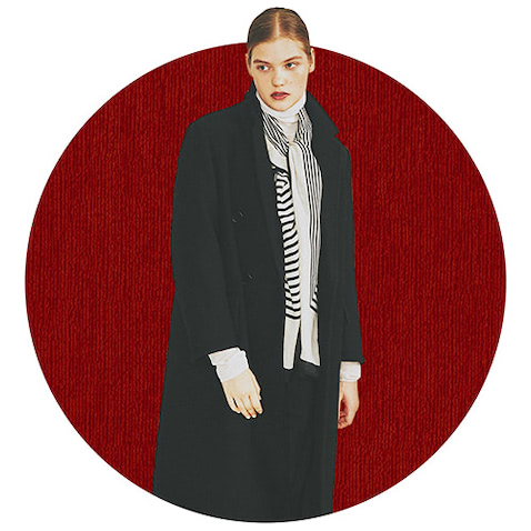 アイボリーストール 5,500円／アルアバイル（アルアバイル）　黒ロングコート 26,180円／M_/MOUSSY（バロックジャパンリミテッド）　アイボリータートルネックニット 24,200円／ATON（ATON AOYAMA）　アレンジしやすい大判で厚みを削いだ、スマートに仕上がるストール。インナー＆アウターのワンツーの間に挟んで気軽に気分転換。