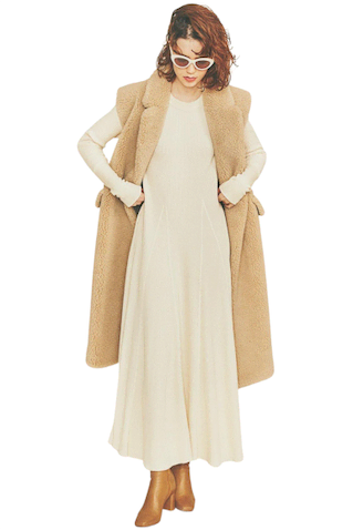 共布ベルトつきボアベスト 50,600円／ヴェニット（ノーブル 有楽町マルイ店）　ショートブーツ 25,850円／ダイアナ（ダイアナ 銀座本店）　アイボリーサーマルワンピース 19,800円／ガリャルダガランテ（ガリャルダガランテ 表参道店）　サングラス 27,500円／BLANC  「長く細い」辛口なシルエットを 穏やかに見せるベージュのボア。