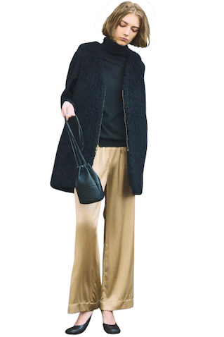 ベージュサテンパンツ 29,700円／ウィム ガゼット（ウィム ガゼット ルミネ新宿店）　ボアベスト 29,920円／ザ・リラクス（ユナイテッドアローズ 六本木ヒルズ店）　黒タートルニット 14,300円／スピック＆スパン（スピック＆スパン ルミネ新宿店）　バッグ 6,600円／Ungrid　パンプス 52,800円／ペリーコ（イウエン マトフ 横浜店）  「キレイにくずす」理想のバランスを １枚でかなえる黒の新しい主役。