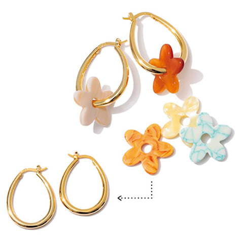 【キレイに・可愛く。その日の気分で花を飾りつけ】フラワーカスタムピアス 15,840円／マシェット（ZUTTOHOLIC）　プレーンなゴールドフープと、色とりどりのフラワーモチーフのチャームがセットに。スタイリングやメイクの色みに合わせて、必要な色や好きな数を選んでつけられるのが魅力。
