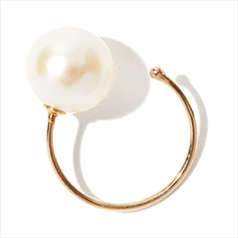 【耳と一体化する計算されたバランス】 イヤカフ 13,200円／les bonbon（フーブス） 身につけるとパールが耳の内側にすっぽりとハマる構造。