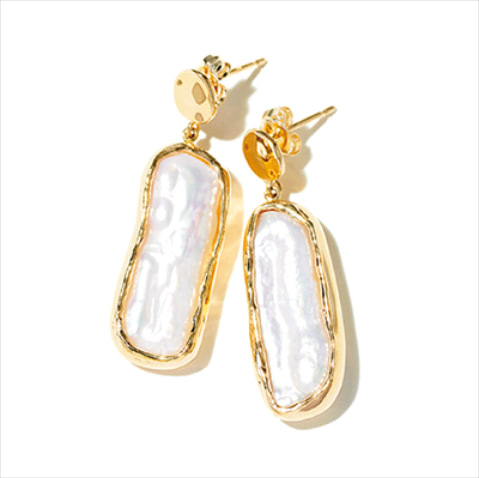 「フォーマルにおさまらない表面加工」パール×ゴールドピアス 81,400円／ココシュニック
