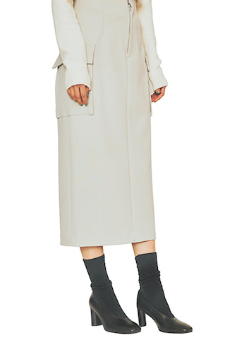 002.Iシルエットのミモレ丈 【黒パンプス＆ソックスでショートブーツ風に】  色をつなぎブーツ感覚でハンパ丈スカートを攻略。 パンプス＋ソックスを黒で統一して、ショートブーツ風にアレンジ。ブーツよりもほっそりと軽さも出て、細身スカートをさらに切れ味よく。（※クレジットは元記事でご紹介中）