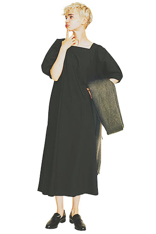 黒タックスリーブドレス 20,900円／BLACK BY MOUSSY（バロックジャパンリミテッド） カーキマフラー 50,600円／アソースメレ×ロンハーマン（ロンハーマン）　黒ローファー 16,390円／A de Vivre　そでにボリュームがあるぶん、デコルテは抜けをつくるだけでなく、スクエアネックの「角」を意識した調和のとれた1枚。足元も抜けと重みをそなえた「どっちつかず」なローファーがお似合い。