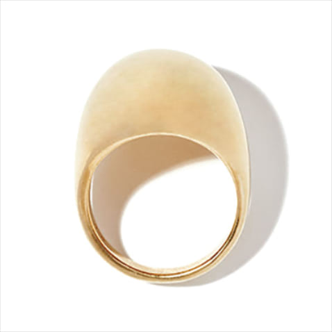 リング 33,000円／ルフェール（UTS PR）　トップのみに厚みを持たせているから重く見えない。