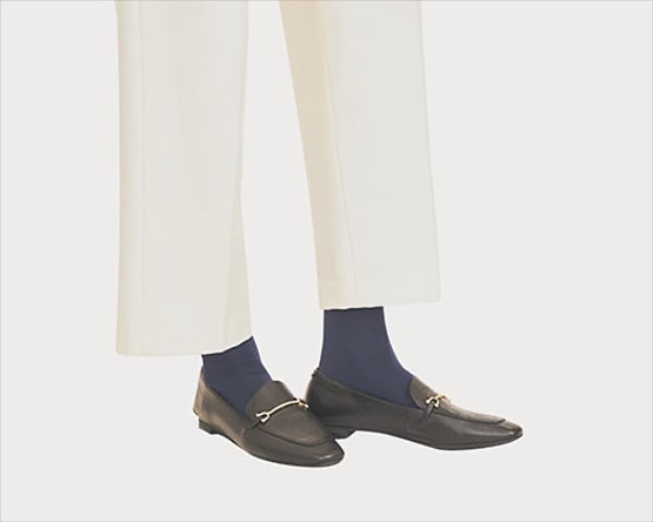 「地味に変化がつく、黒に近いネイビー」 ネイビーソックス（3点セット） 990円／UNIQLO　ハンサムなモノトーンに、ネイビーのソックスが知的な印象をあと押し。