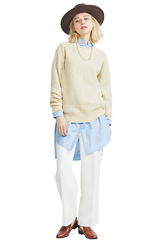 COLOR BLOCK：分割する：ニットから大胆にシャツをアウトさせた、色も形も立体感のあるレイヤードが、マニッシュな白パンツとローファーにとっていいアクセントに。さらに小物を飾ってインパクトを分散。