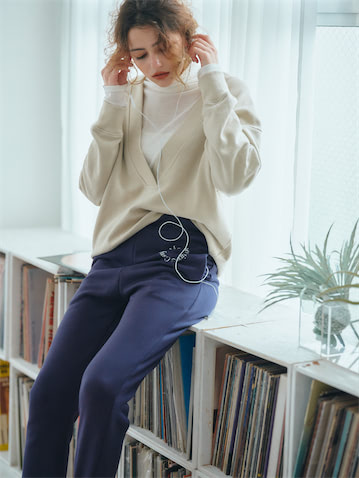 深く切れ込んだVネックで重ね着もスマートに。ベージュVネックスエットトップス 20,900円／RHC（RHC ロンハーマン）　オフ白タートルトップス 16,500円／unfi（l アンフィル）　ロゴスエットパンツ 16,500円／MACPHEE（TOMORROWLAND）　インナー／スタイリスト私物