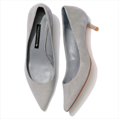 H【ボトムを選ばないスモーキーな色みのスエード】  グレースエードパンプス 27,500円／TSURU by Mariko Oikawa　ピンヒールの強さがなごむ淡いグレースエード。ポインテッドトゥで品格を加算。