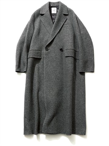 A【ハンサムにまとえるボックスシルエット】  グレーウールチェスターコート 121,000円／ebure（ebure GINZA SIX店）　ハリのある生地ながら重量感はなく、ロング丈でも軽やかな着心地。