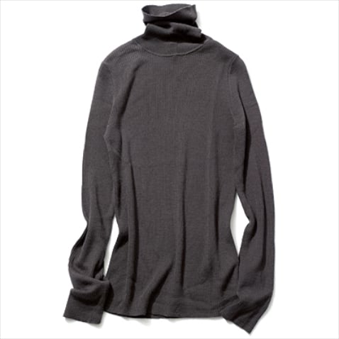 B【黒よりやさしい黒に近いタイトなグレー】  グレーリブタートルネックニット 2,990円／UNIQLO　定番のリブタートルを、黒同等の整え力のある深いグレーにシフト。重ねやすい薄手素材。