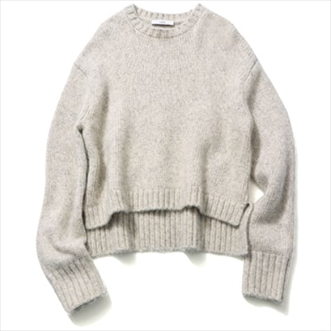 G【ゆったり＆短めな前後差のある丈】  アルパカクルーネックニット 29,700円／アストラット（アストラット 新宿店）　ともすると地味陥りがちなグレーニットは短め丈で腰位置を上げることで女性らしさやシャープなムードを演出。微配色のグレーやオフ白がミックスされた、表情豊かな風合い。