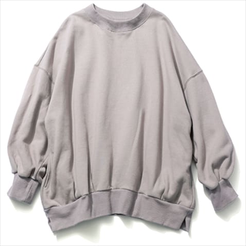 F【スエットらしからぬフェミニンなフォルム】  グレースエット 15,400円／Jilky　そでとすそにたっぷりボリュームを持たせたオーバーシルエット。すそのサイドスリットで軽さも足せる。