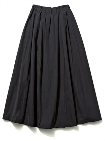 K【タックが促す迫力のあるAライン】  黒サスペンダーつきロングスカート 17,600円／Jilky　まるで桃の表面のような、わずかに起毛したハリのある生地を採用。
