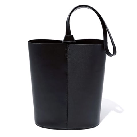 L【個性を足せる直線的なフォルム】  黒ワンハンドルバッグ 25,300円／RIM.ARK（バロックジャパンリミテッド）　黒レザーのかっちり感をゆるめる微光沢。