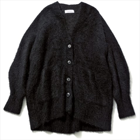 J【はおるだけで華やかなボリューム感】  黒モヘアカーディガン 28,600円／アダム エ ロペ　ふさふさとした長い毛足のリッチな風合い。アウターいらずのあたたかさ。