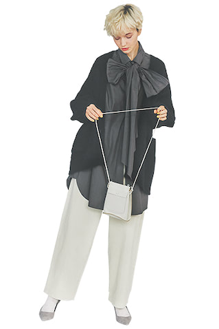 【※着回した服すべてのクレジットは元記事でご紹介中です】「辛くも甘くもない＝グレーだから」 黒だと強く、白だと甘いリボンタイ。どちらのよさも含んだグレーなら、理想の強さとして成立し、大ぶりでもリアリティのあるモードとして着地。