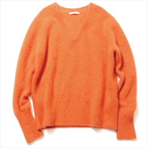 【ヴィヴィッドオレンジのVネックニット】オレンジファーニット 25,300円／プラージュ（プラージュ 代官山店）　鮮やかな色がなごむ毛足長めのふわっとした風合い。