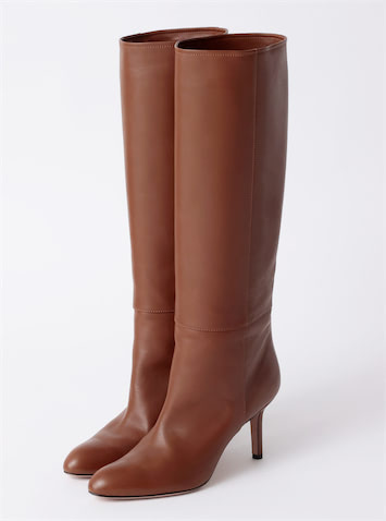 クラシックな色みのキャメルカラー。ブラウン系のブーツ自体はラフに傾かない、女性らしいきゃしゃなヒール＆アーモンドトゥが着こなしの幅を広げるのにもベスト。（ヒール高さ8.5cm（編集部調べ） 94,600円／ペリーコ（アマン）