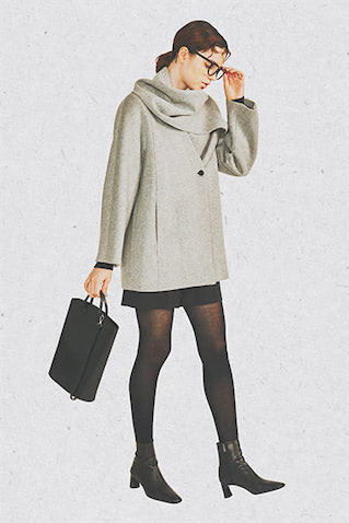 コート 69,300円／CITY（ステュディオス ウィメンズ 表参道店）　黒ニット 20,900円／GALERIE VIE（ギャルリー・ヴィー 丸の内店）　黒ショートパンツ 29,700円／ユナイテッドアローズ（ユナイテッドアローズ 六本木ヒルズ店）　眼鏡 27,500円／バディオプティカル（ハウス/バディオプティカル）　タイツ 3,850円／ブルー フォレ（RHC ロンハーマン）　バッグ 24,200円／YAHKI（ヤーキ オンラインストア）　ショートブーツ 24,200円／ル タロン グリーズ（ル タ