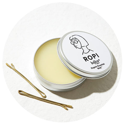 ヘアサロン発のオーガニックバーム ：ROPI × bojico オーガニックエッセンシャルワックス 40g 3,960円／nanuk　「気張らない地毛生かしが女っぽいと感じるので、バームでサラッと整える程度。逆にアレンジするときは腕前が上がったように見えるゴールドピンが重宝」（インスタグラマー・マイさん）