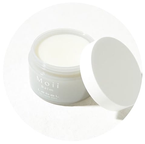 ドライなファブリックに合うツヤ感 ：モイ バーム ウォークインフォレスト 37g 2,860円（ヘアサロン専売品）／ルベル／タカラベルモント　「オイル配合でベタつかずに潤いが続く、ウェットな束感と動きをつくるのに最適なマルチバーム。なじませるだけでウエットなテクスチャーになるプロダクトで日本人向け。硬毛でもほどよくやわらかい質感になります」（ヘア＆メイク・木部明美さん）