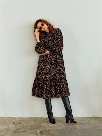 黒花柄シャーリングワンピース 13,970円／MOUSSY（バロックジャパンリミテッド）　サングラス 16,500円／OSCAR ＆ FRANK（ジャック・オブ・オール・トレーズ プレスルーム）　ロングブーツ 64,900円／PIPPICHIC（ベイジュ）　  浮つかずに見映えする小花柄。 ブーツをつなげてさらに大人っぽく。