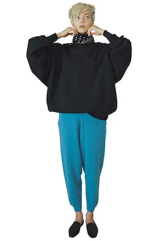 首に巻いたスカーフ 27,500円／Fratelli Luigi（ビショップ）　黒オーバースエット 19,800円／アンド アールシー（カレンソロジー 新宿）　中に着たタートルネックニット 9,900円／uncrave　ブルーカシミヤニットパンツ 59,400円／ルーマー（フレームワーク ルミネ新宿店）　パンプス 17,600円／エフ バイ ウェルフィット（ダイアナ 銀座本店）　柄ブラウスのえりがのぞいたような、ネックラインのレイヤード。トップスと色をそろえれば、ドット以外の柄でも応用可能に。