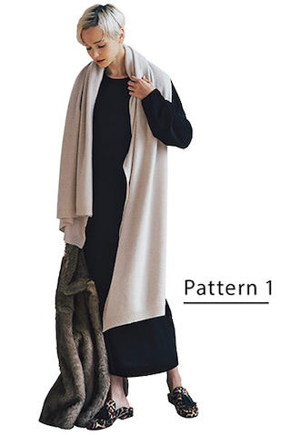 カシミヤなど保温性の高い素材なら、厚みがなくても十分あたたかい。ペールピンクベージュストール 59,400円／アソース メレ（アイネックス）べロアワンピース 6,990円／ZARA（ザラ カスタマーサービス）　手に持った茶フェイクファーコート 12,980円／フリークス ストア（フリークス ストア渋谷）　レオパード柄スリッポン 26,400円／TSURU by Mariko Oikawa